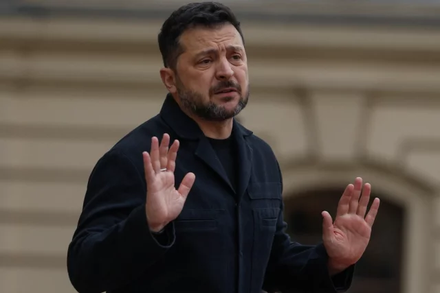 В отличие от вышеназванных красных линий, Зеленский заявил, что готов обсуждать территориальные уступки, однако лишь при личной встрече с Владимиром Путиным.