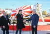 Собянин и генеральный директор Большого Московского цирка Эдгард Запашный скрепили  соглашение о начале строительство рукопожатием.