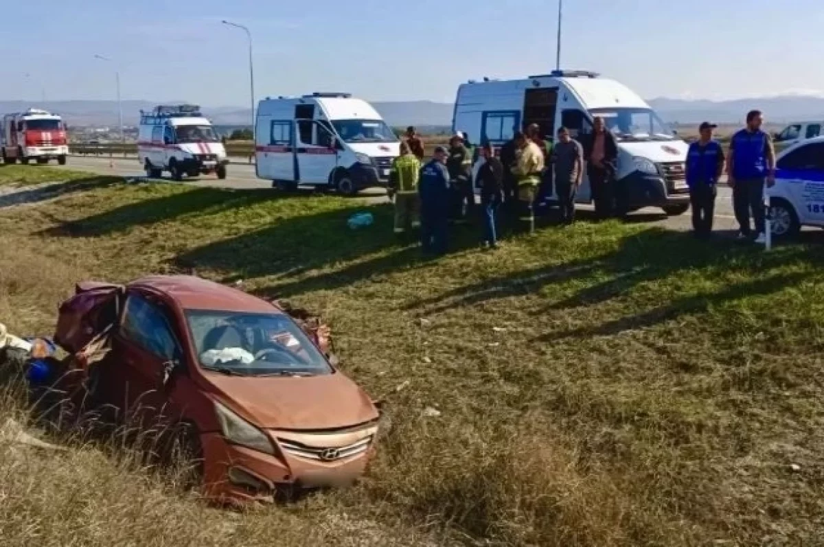 Ребенка и женщину зажало в салоне после ДТП с опрокидыванием в Крыму