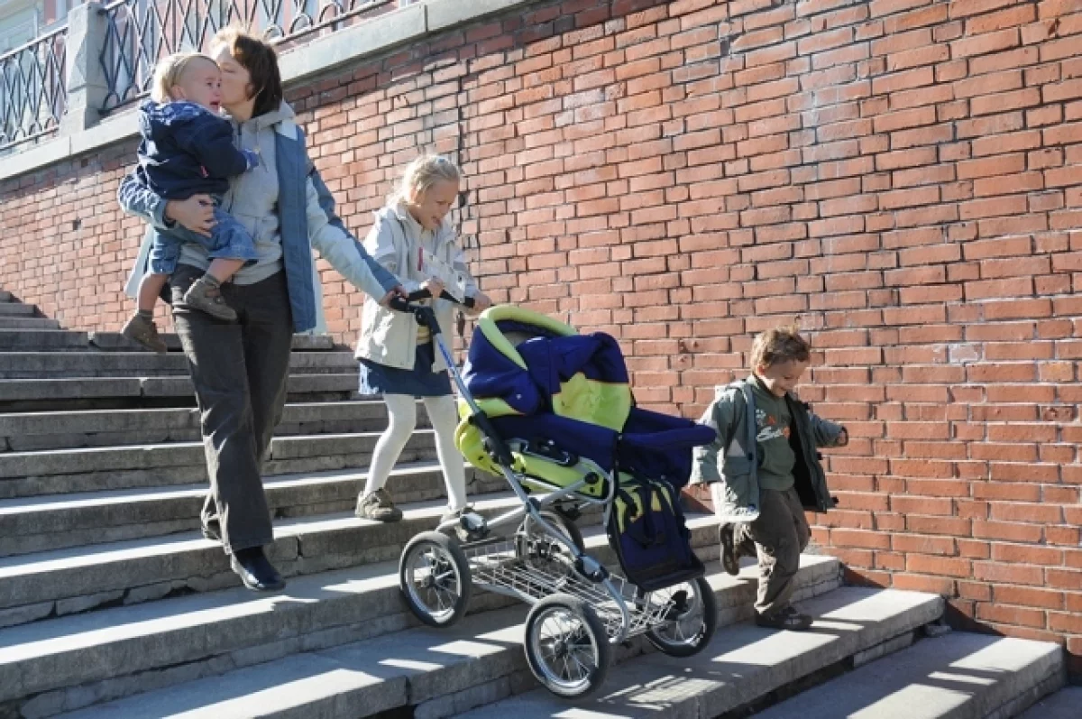 В ноябре работающие северяне получат раньше выплату по уходу за ребёнком