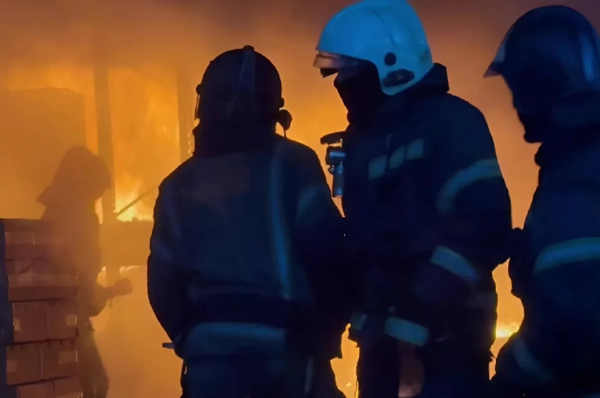 В Хабаровске при пожаре в деревянном доме спасли ребёнка и семерых взрослых