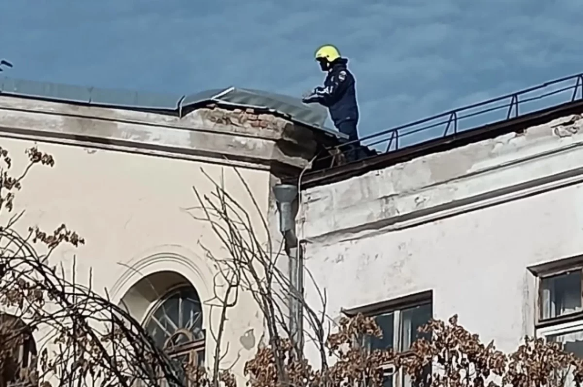 В Астрахани кусок жести едва не рухнул на головы прохожим