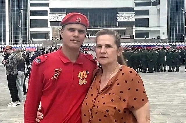 Студент, спасший соседа из пожара, вместе со своей матерью.