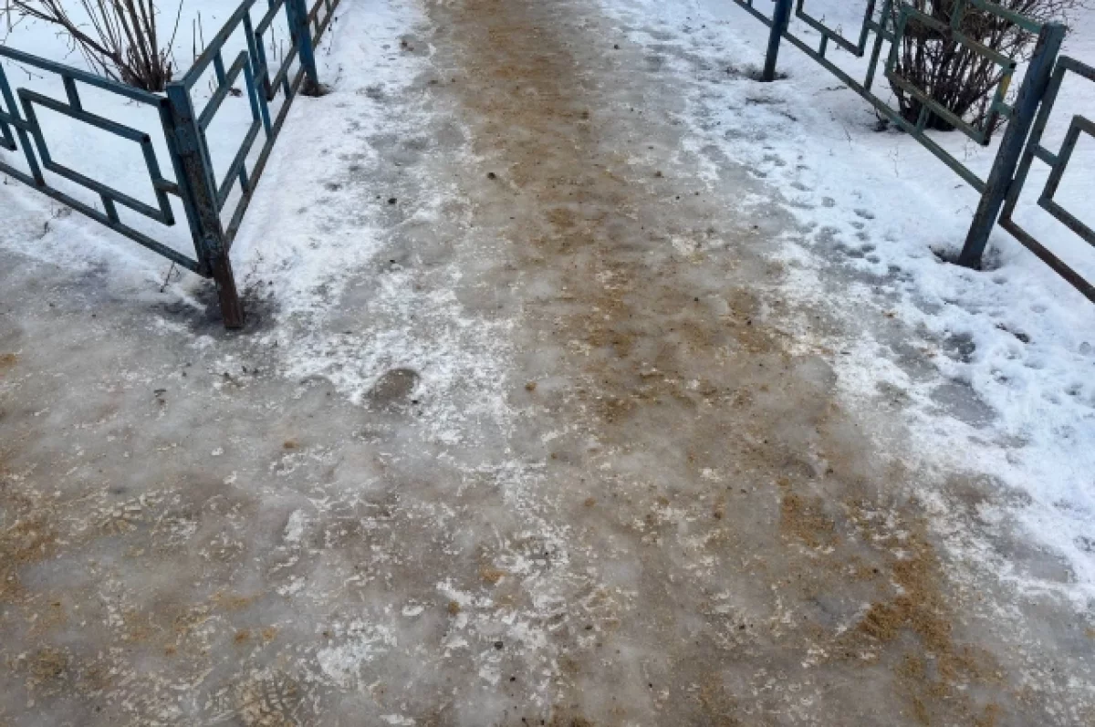 Подсыпать улицы из-за гололёда в Улан-Удэ