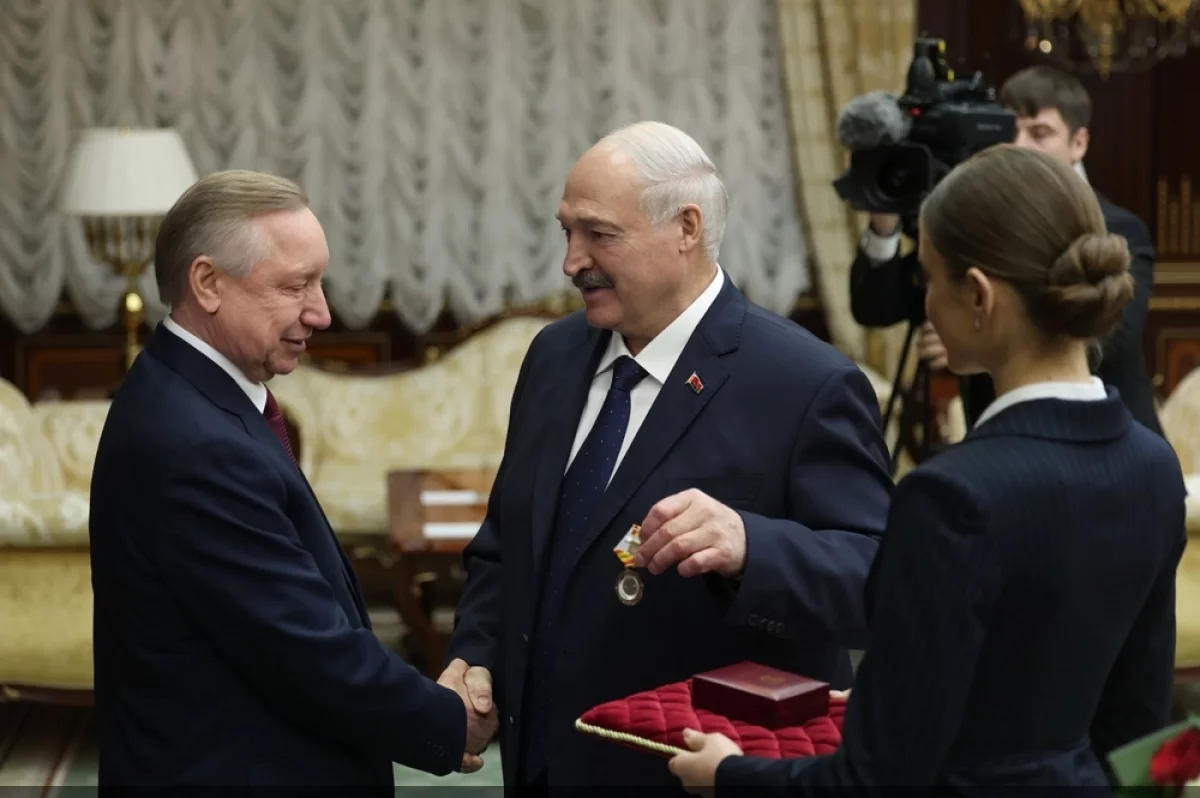 Александр Лукашенко в Минске наградил орденом Почёта Александра Беглова