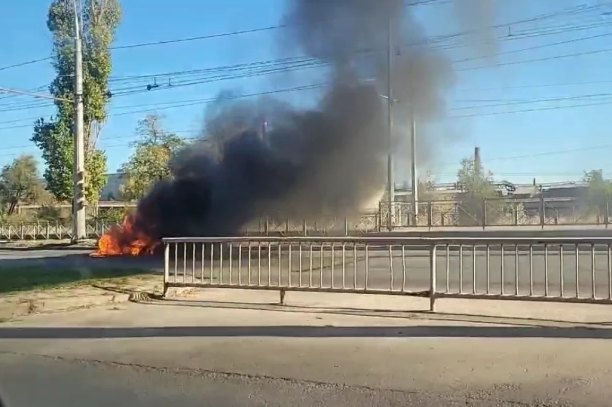 В Краснооктябрьском районе Волгограда загорелся легковой автомобиль – видео