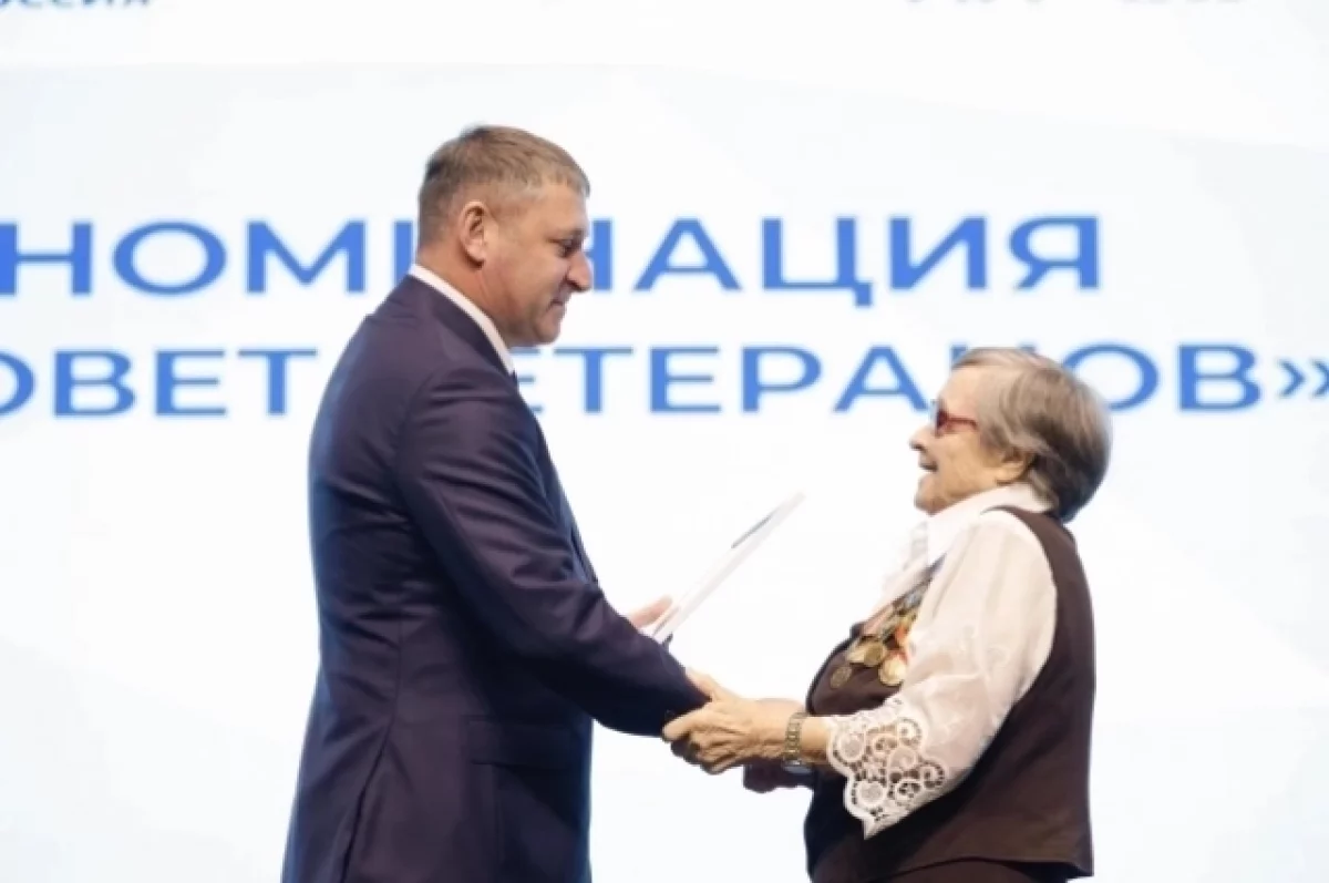 Александр Шуваев поздравил победителей региональной премии «Человек труда»