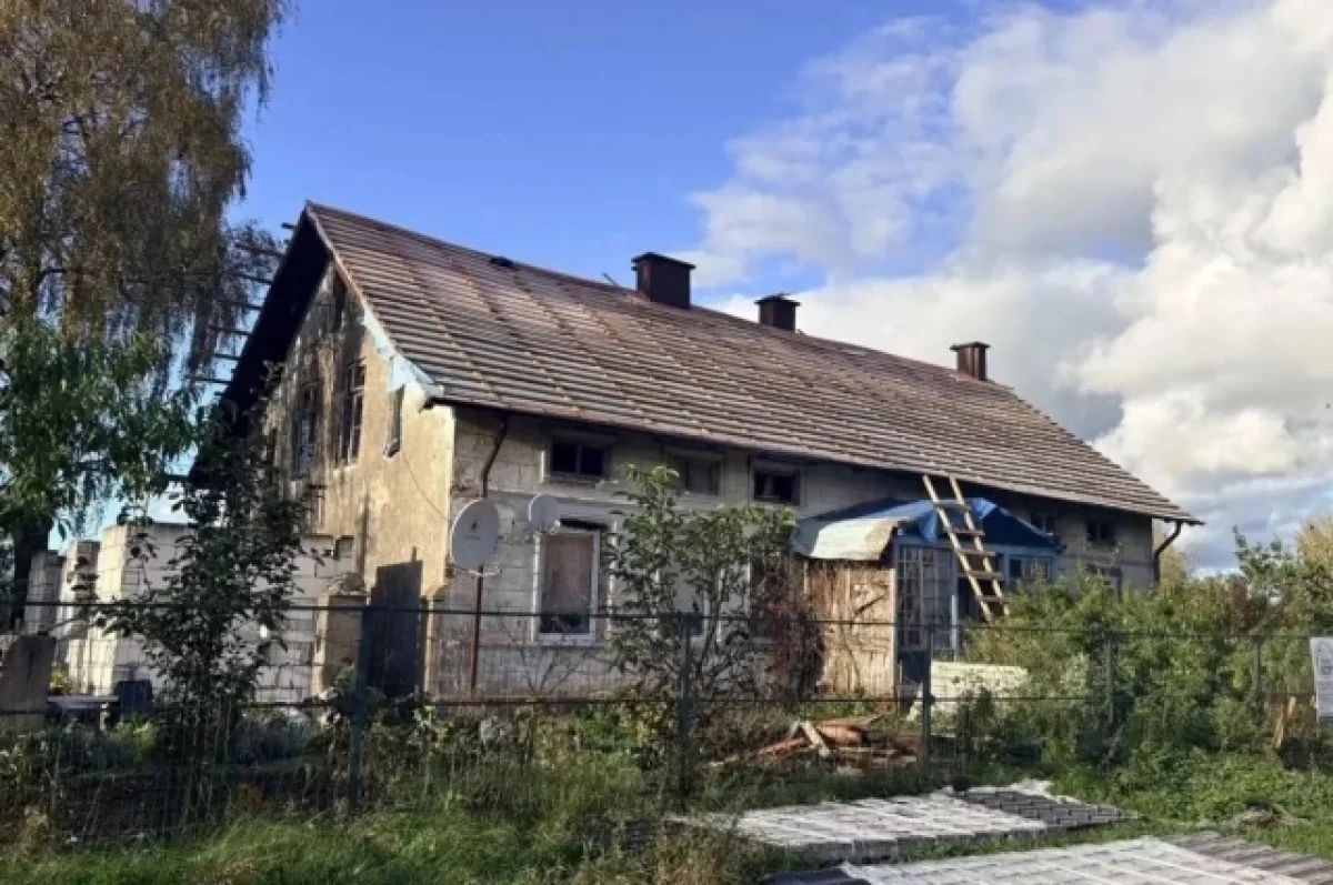 В Славском районе ремонтируют крышу дома, которому более 130 лет