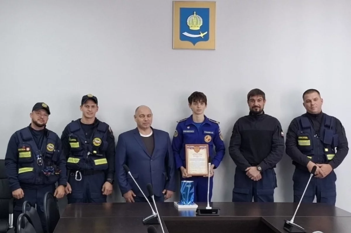 В Астрахани наградили кадета, который спас человека на улице