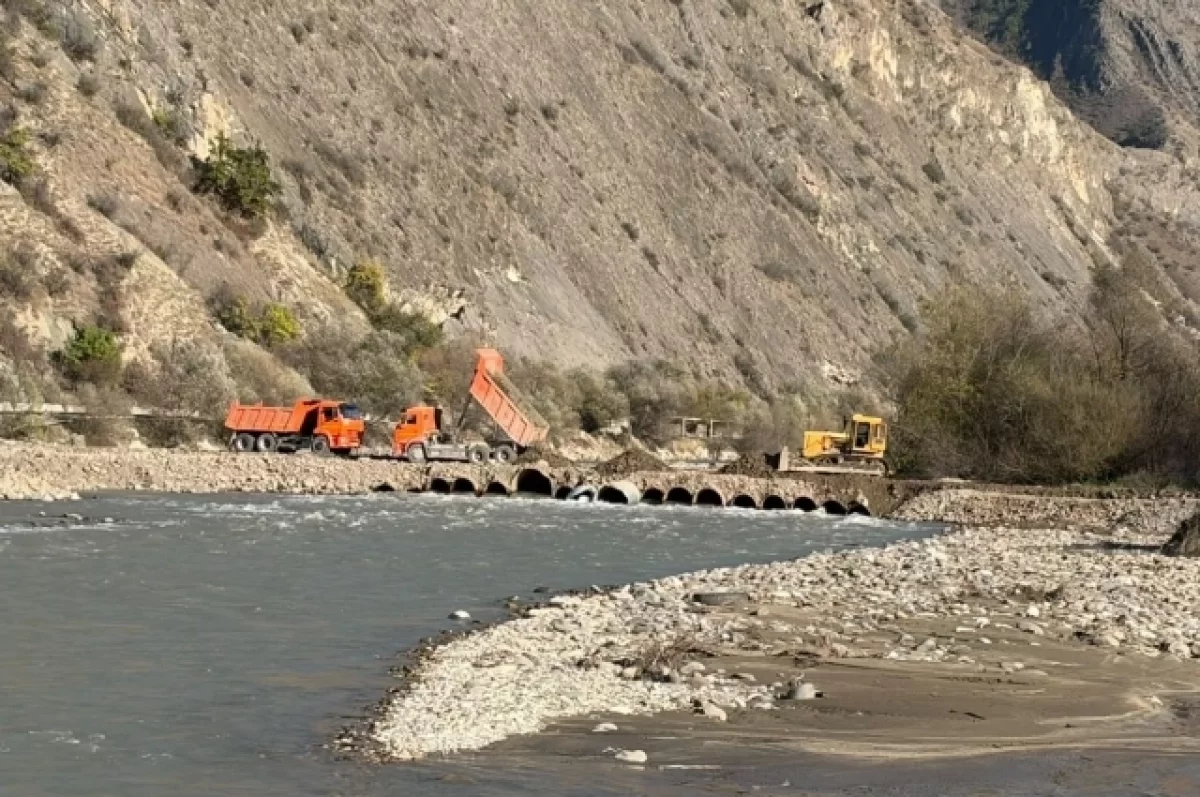В Дагестане для водителей строят объезд через реку возле Красного моста