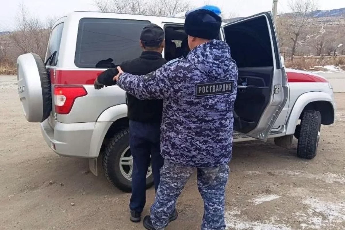В Бурятии росгвардейцы задержали беглого преступника