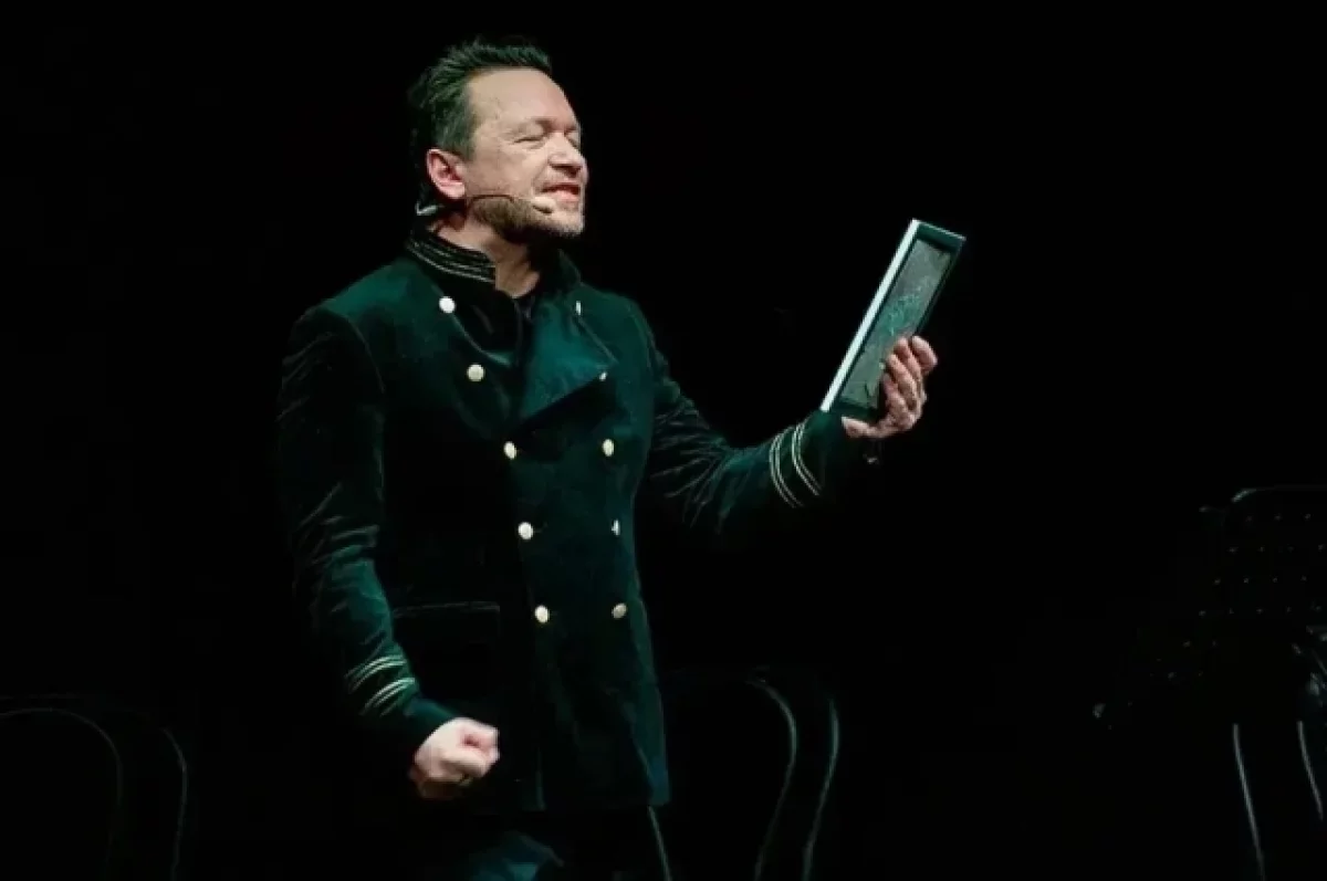 Актер и телеведущий Глазунов представит программу в театре в Чите