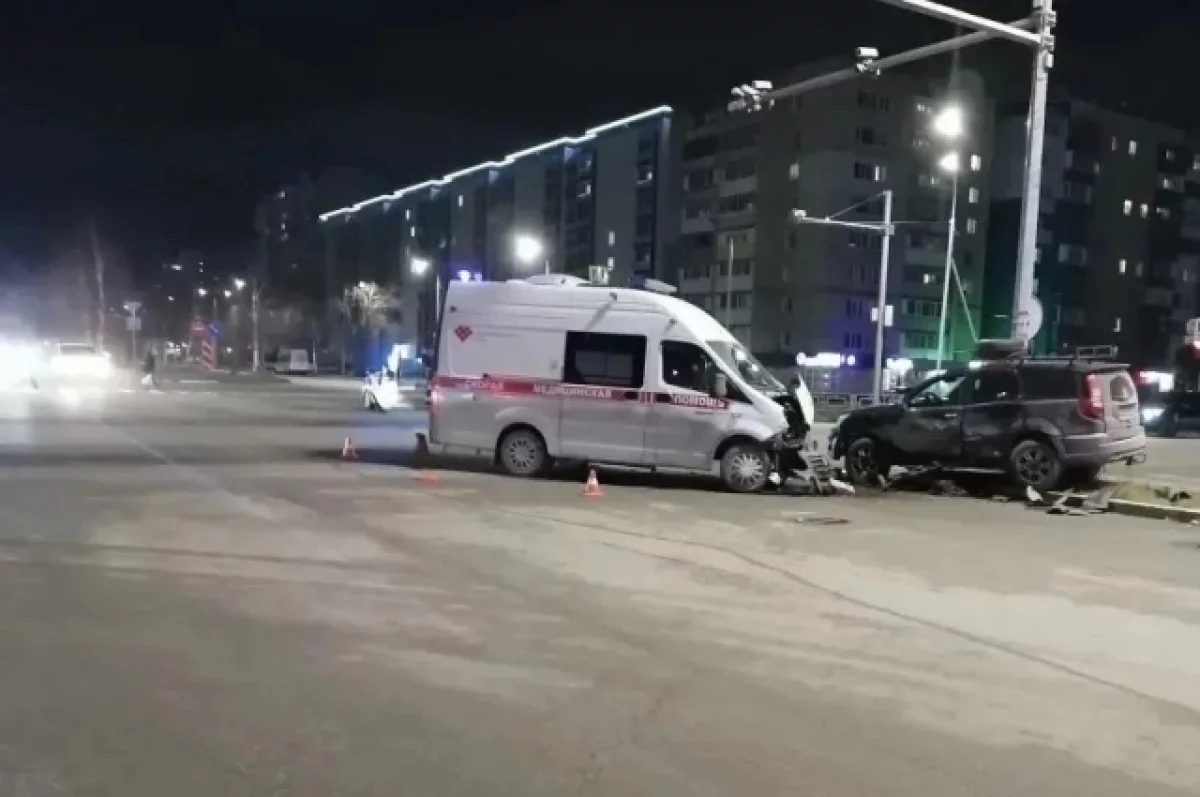 В Нижневартовске иномарка врезалась в скорую, один человек пострадал