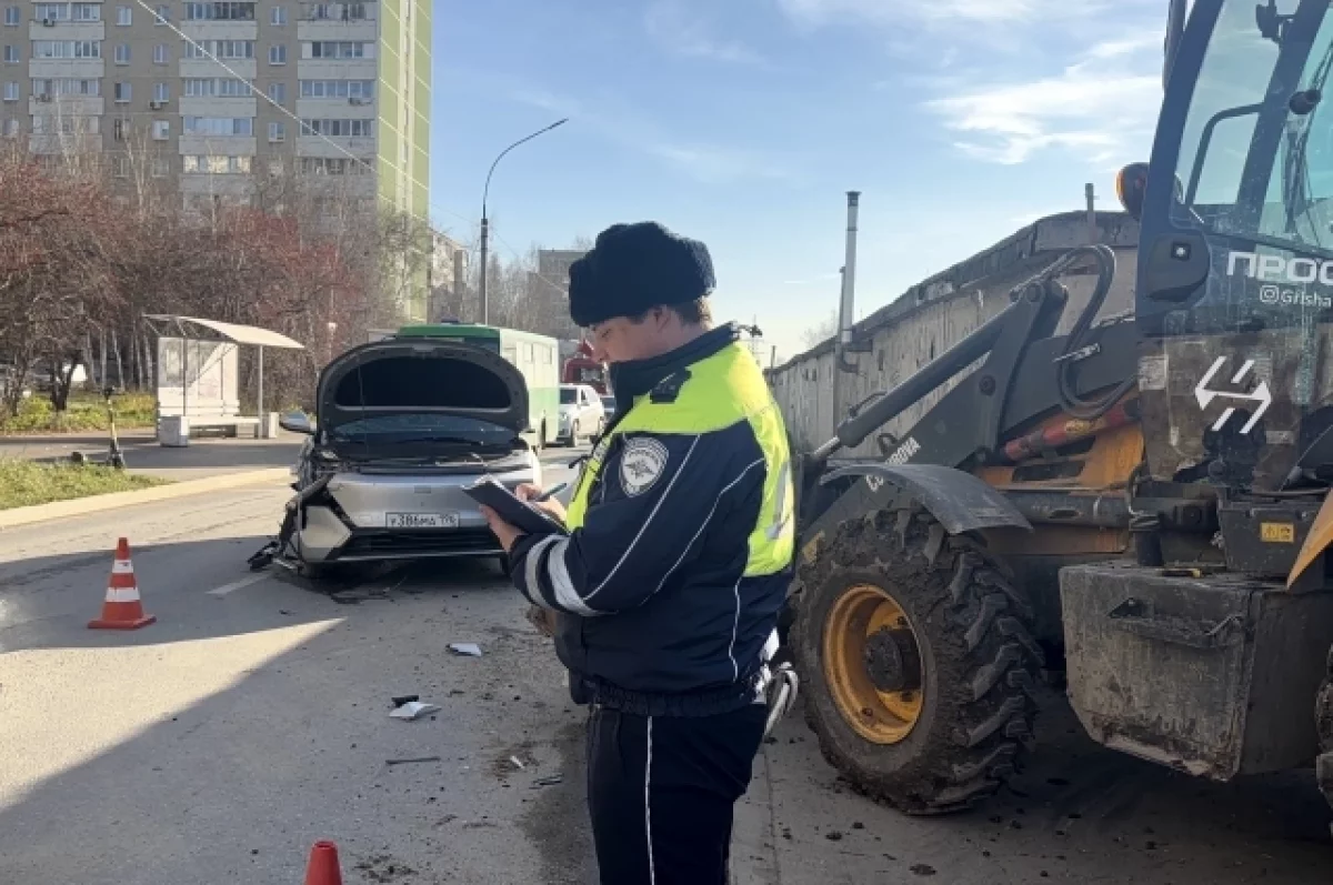 В Екатеринбурге водитель погрузчика устроил ДТП с пострадавшим ребенком