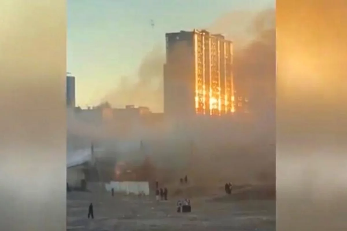 Видео пожара на заброшенном рынке на севере Волгограда появилось в Сети