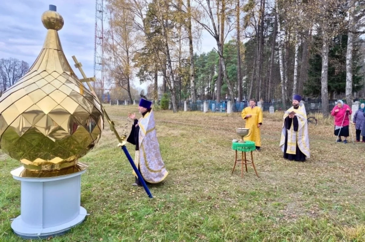 В брянском поселке Стеклянная Радица освятили крест и купол будущего храма