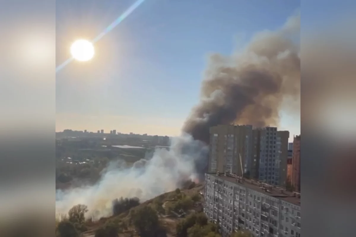 Пожар на севере Волгограда подбирается к многоэтажкам в Волгограде — видео