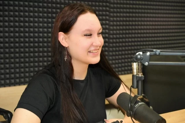 Лиза Данченко во время интервью на радио.