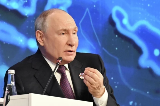 Президент РФ Владимир Путин выступает на пленарном заседании Экономического гуманитарного форума в Москве.