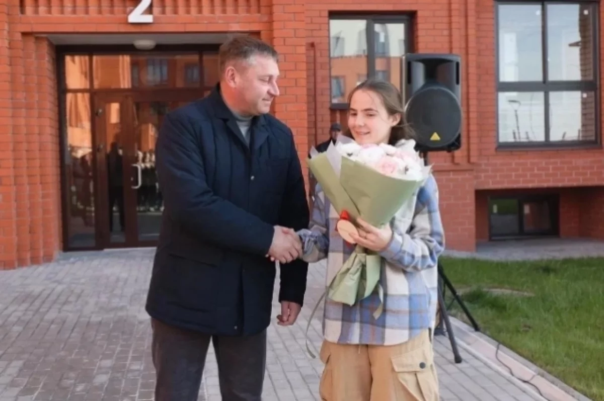 Александр Шуваев вручил ключи детям-сиротам и семьям с особенными детьми