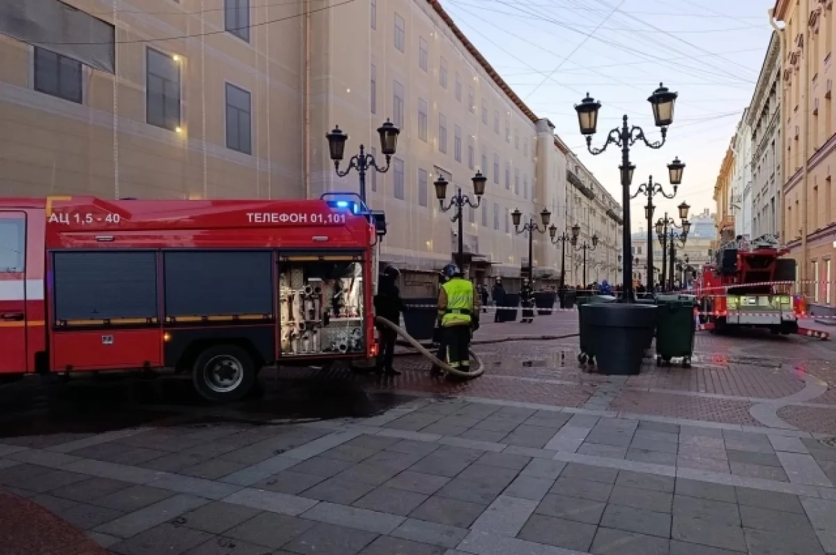 Множество пожарных расчётов съехались к театру им. Акимова на Невском