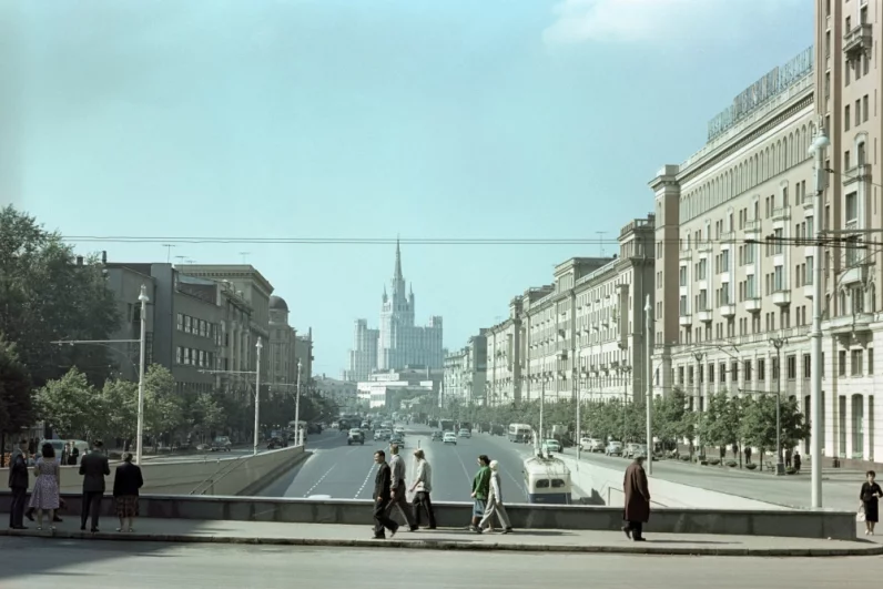 1960 год. Большая Садовая улица в Москве. Справа - здание гостиницы «Пекин».