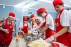 Заботливые наставники учат подопечных не только простым бытовым навыкам. Галина Краснова, а здесь ее за душевное тепло называют просто «Бабой Галей», в этот день учит своих подопечных квасить капусту. В ее арсенале множество рецептов квашения капусты, но сама она считает, что особенно полезная и вкусная — с антоновскими яблоками
