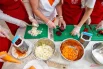 Получив ножи, терки, разделочные доски и миски, все приступают к делу. Сегодня готовят пять вариантов блюда: классический, салатный, в горячем маринаде, с клюквой и со свеклой.