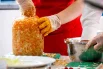 Ребята старательно учатся шинковать капусту, а бабушка Галя помогает правильно держать нож, чтобы получилась тонкая, аккуратная стружка: «Главный секрет вкусной заготовки — готовить её с душой и в хорошей компании», — улыбается наставница.