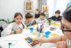  В творческой мастерской в корпусе на Волгоградском проспекте воздух наполнен ароматом красок и свежей бумаги, а также особым предвкушением новых открытий. Именно здесь «серебряные» наставники помогают юным москвичам раскрыть в себе настоящих художников и пытливых исследователей.