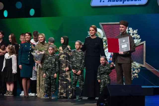 Семья Камалиддин на награждении.