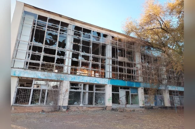 Некогда спортивный объект не огорожен, не охраняется, остаётся доступным для подростков и бродяг.