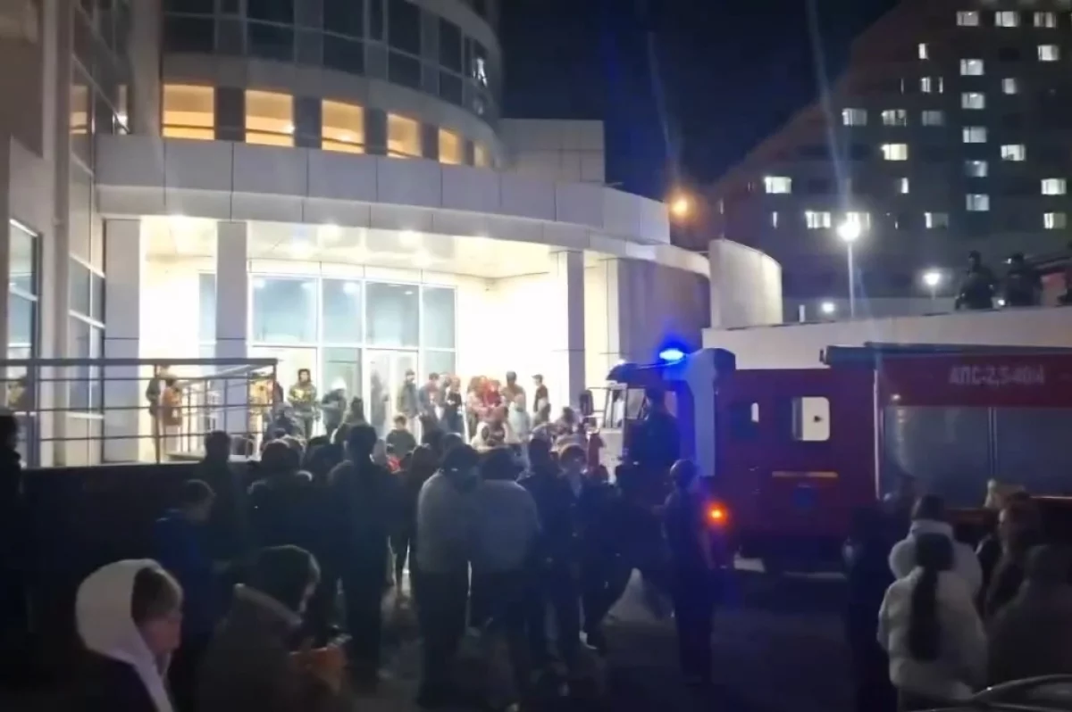 МЧС разбирается с задымлением в общежитии университета на острове Русский
