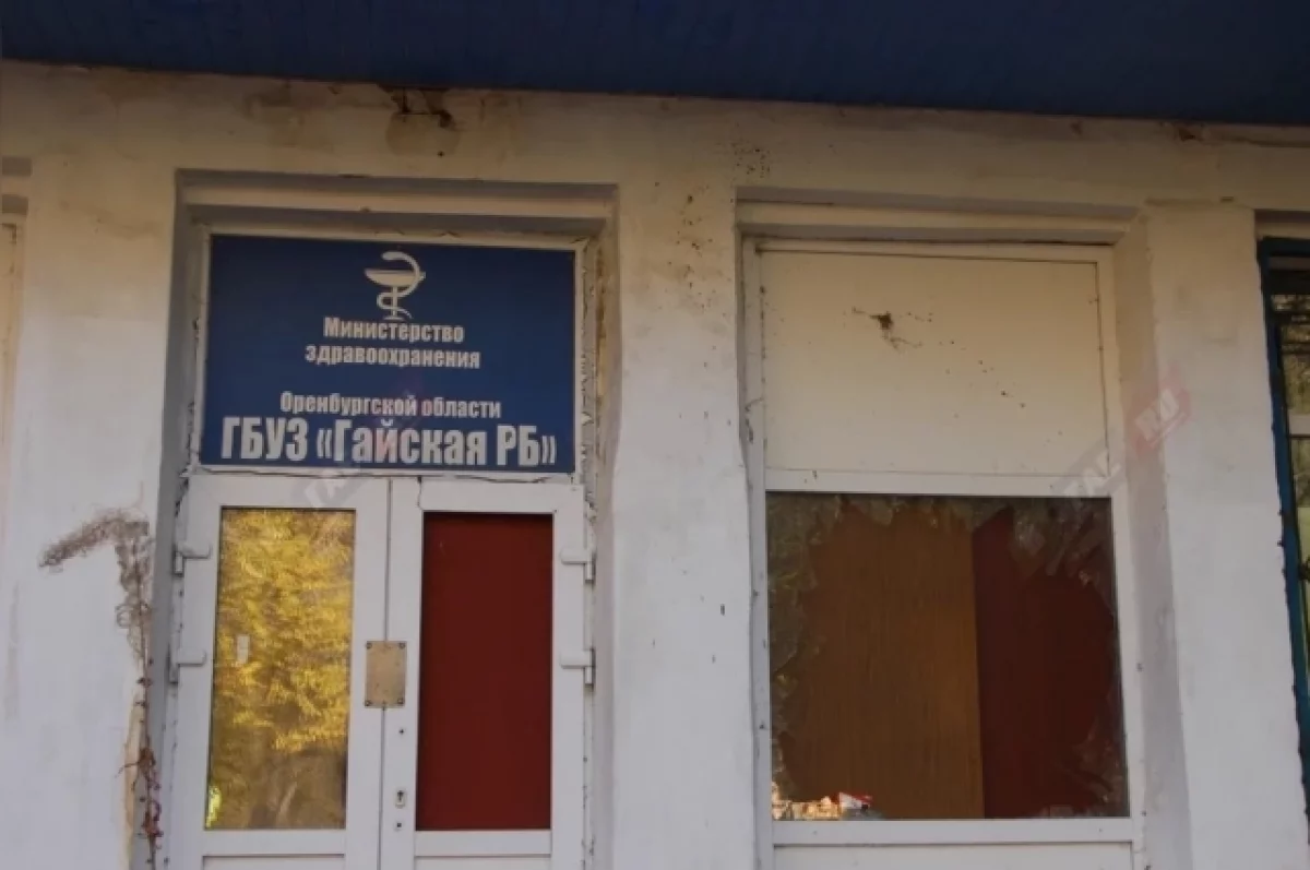 В Гае горела «старая» больница: здание заброшено и разрушается