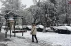 Припаркованные автомобили буквально за утро превратились в одинаковые белые сугробы.