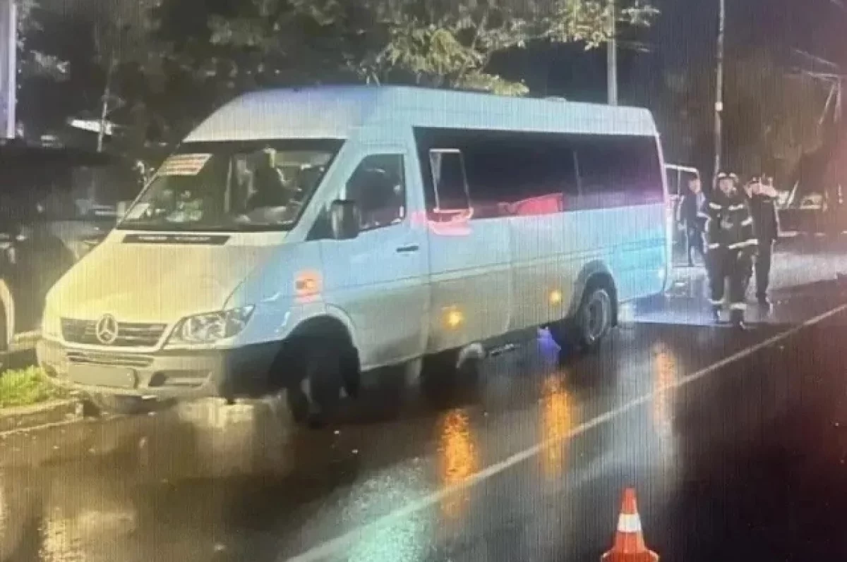 В Крыму погибла пенсионерка, сбитая автобусом под колеса легковушки