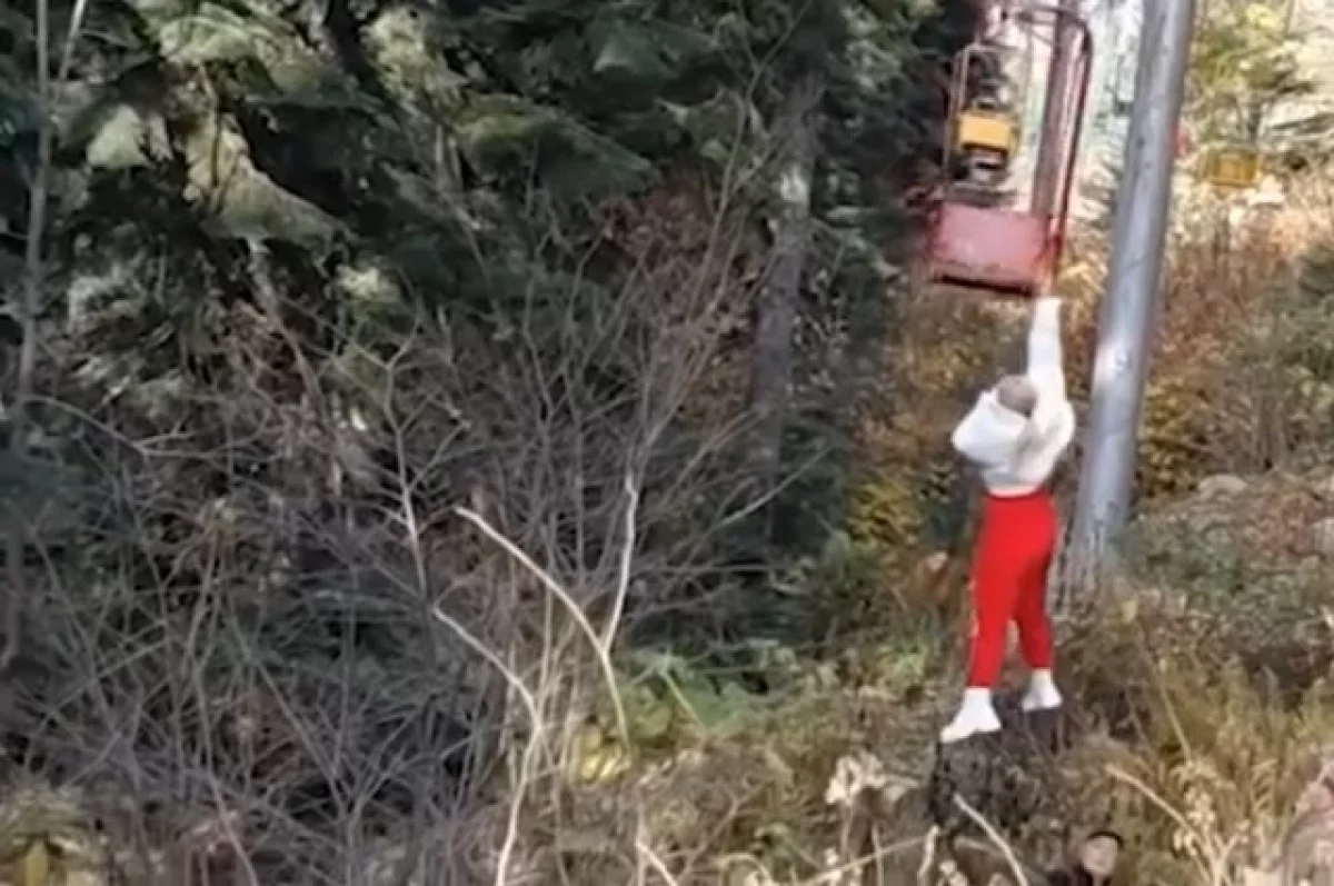 Туристов пришлось снимать с кресел из-за сломавшейся канатки в Домбае