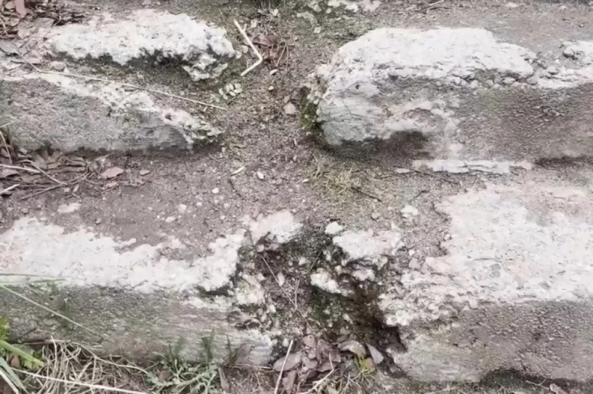 Жители дома на улице Маклакова в Мурманске жалуются на состояние лестницы