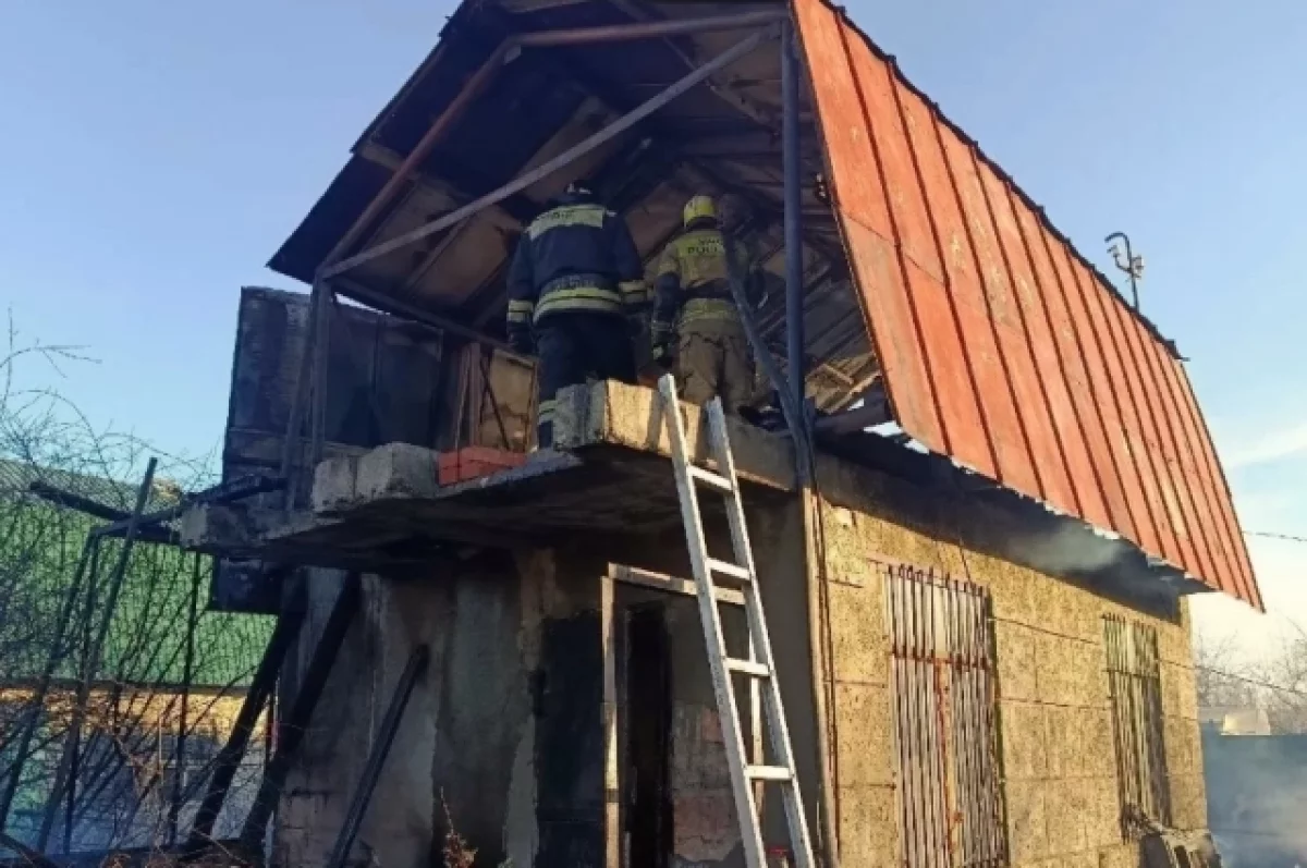 В челябинском СНТ загорелся садовый дом с мансардой
