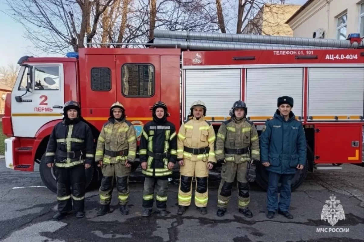 В Перми во время пожара в жилом доме спасли взрослого и ребёнка