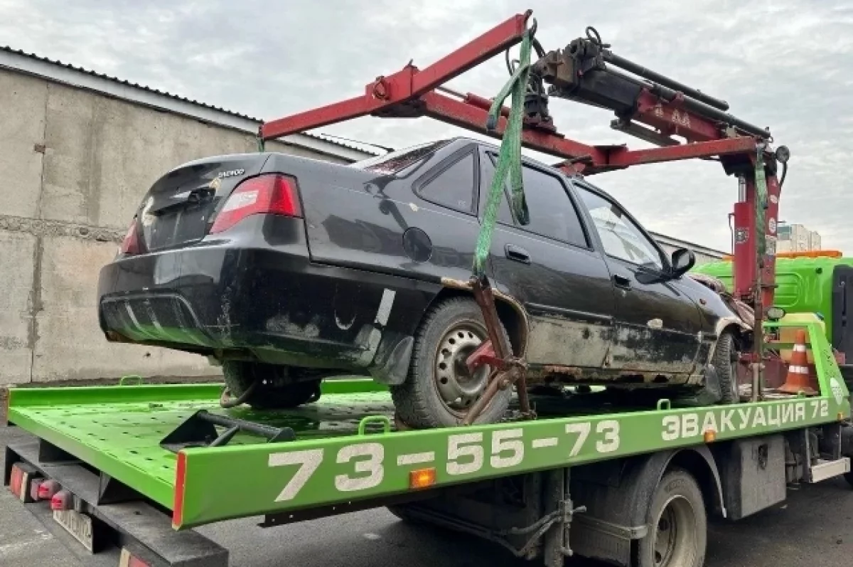 В каких случаях брошенную машину в Тюмени могут увезти с парковки