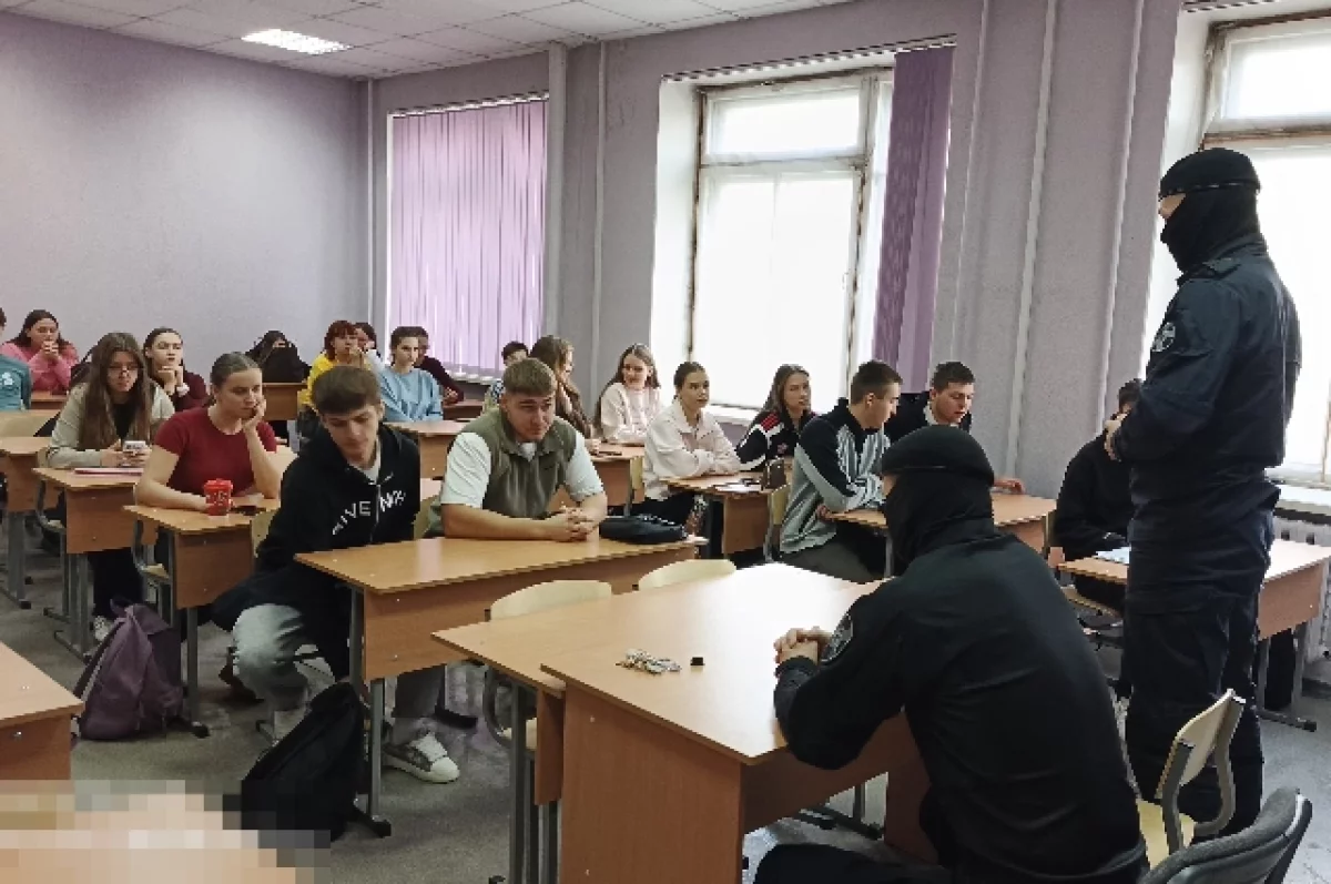 В Хабаровском крае студентов познакомили со службой в ОМОН