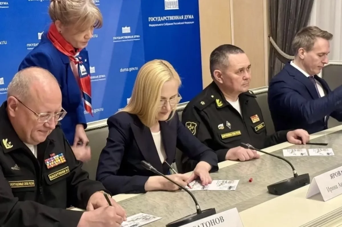 По инициативе Яровой создана юбилейная марка, посвященная 330-летию ВМФ