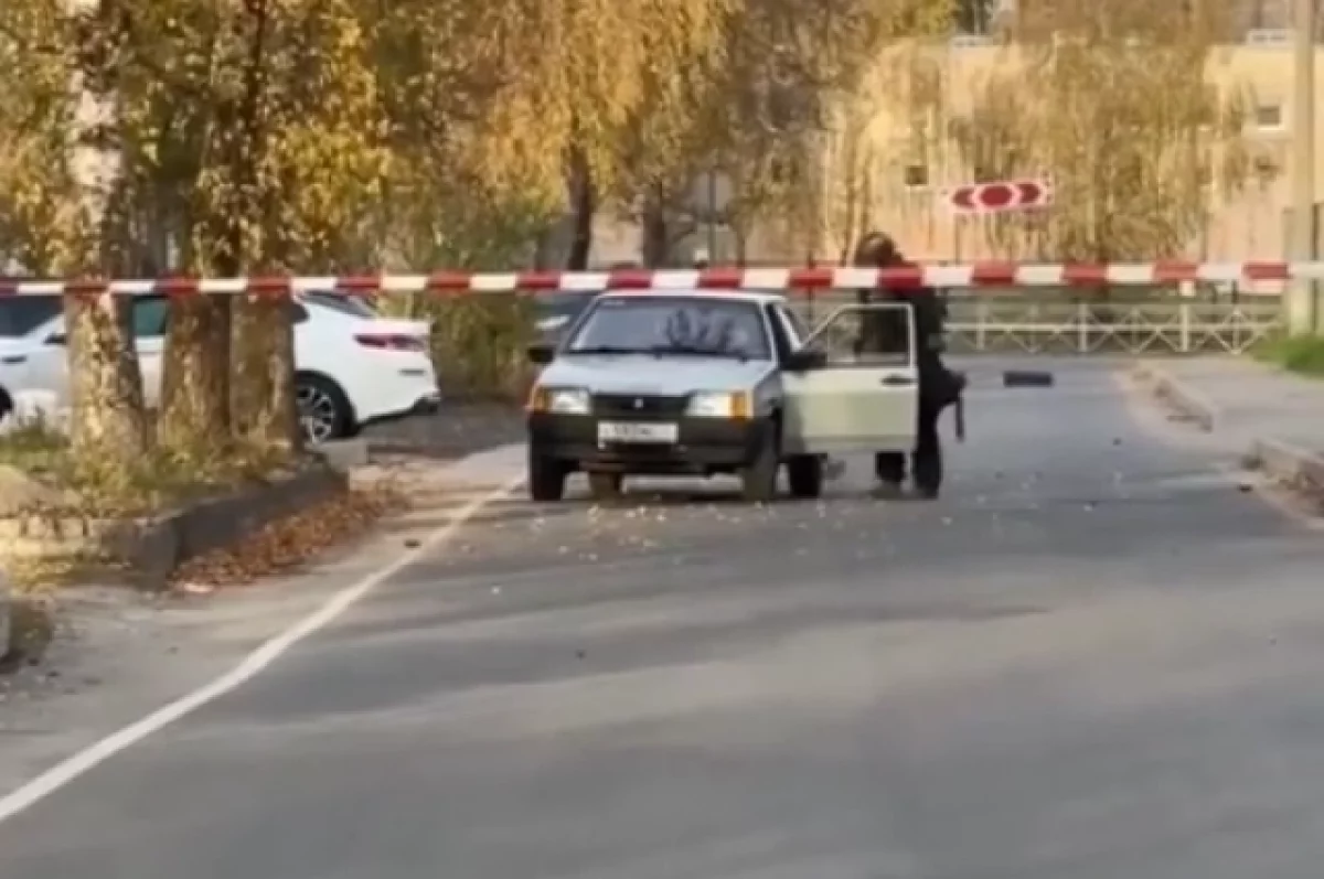 Брянские саперы спасли женщину из машины, вокруг которой были разбросаны ВУ