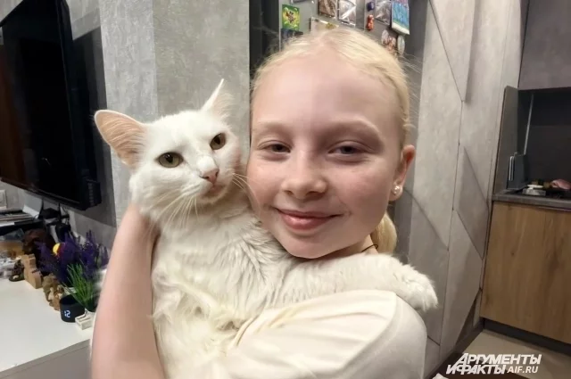 10-летняя Арина с любимым котом Лунтиком
