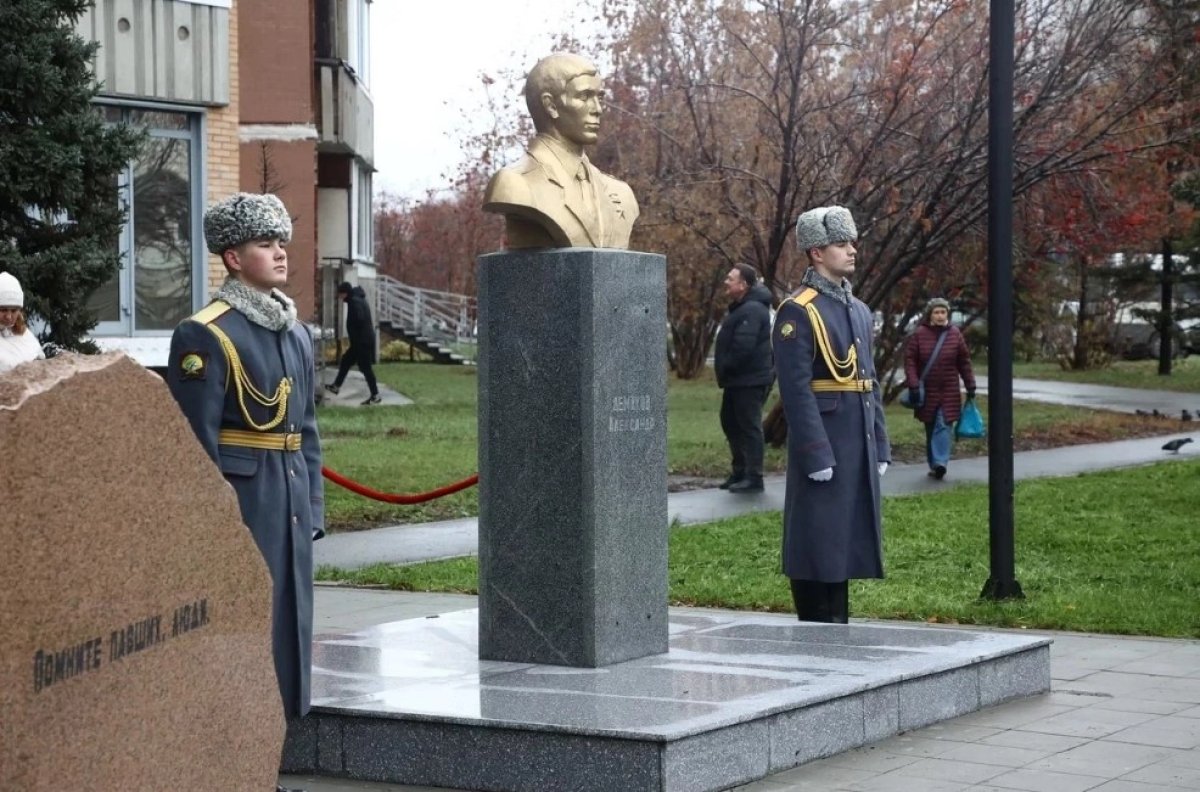 в Новосибирске открыли сквер Демакова