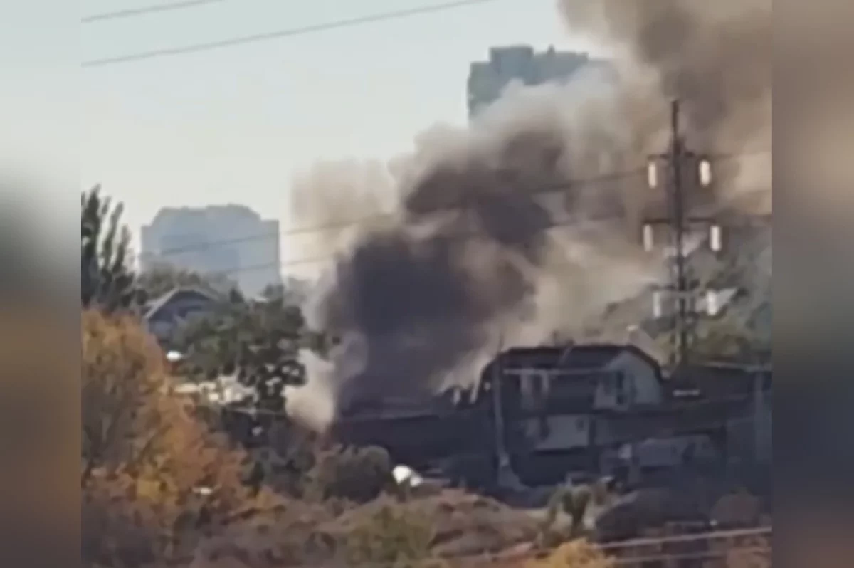 Пожар в частном доме вспыхнул в районе ТРЦ «Мармелад» в Волгограде — видео