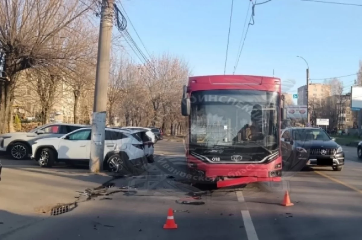 В Иванове автоледи на «Хендае» при выезде с парковки протаранила троллейбус
