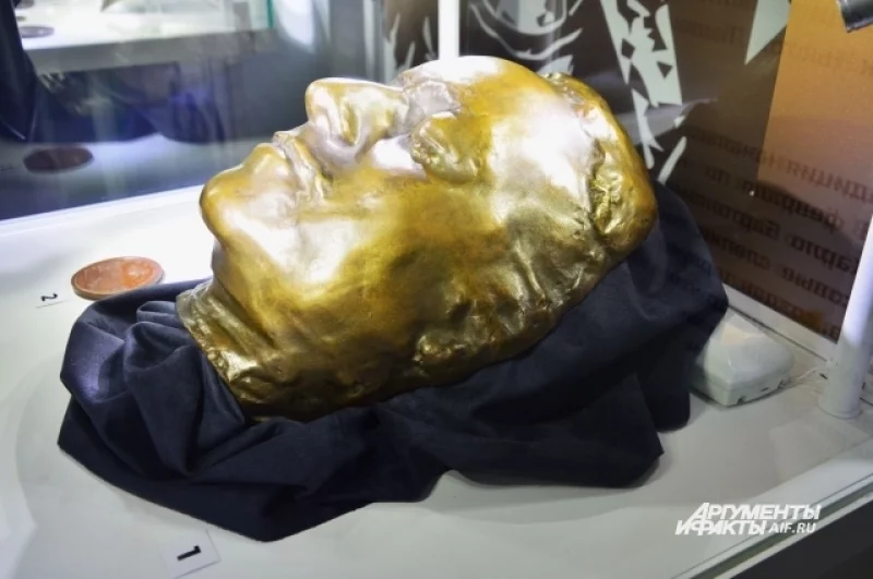 Посмертная бронзовая маска была отлита в 1900 году на основе гипсового слепка, сделанного ещё при жизни императора.
