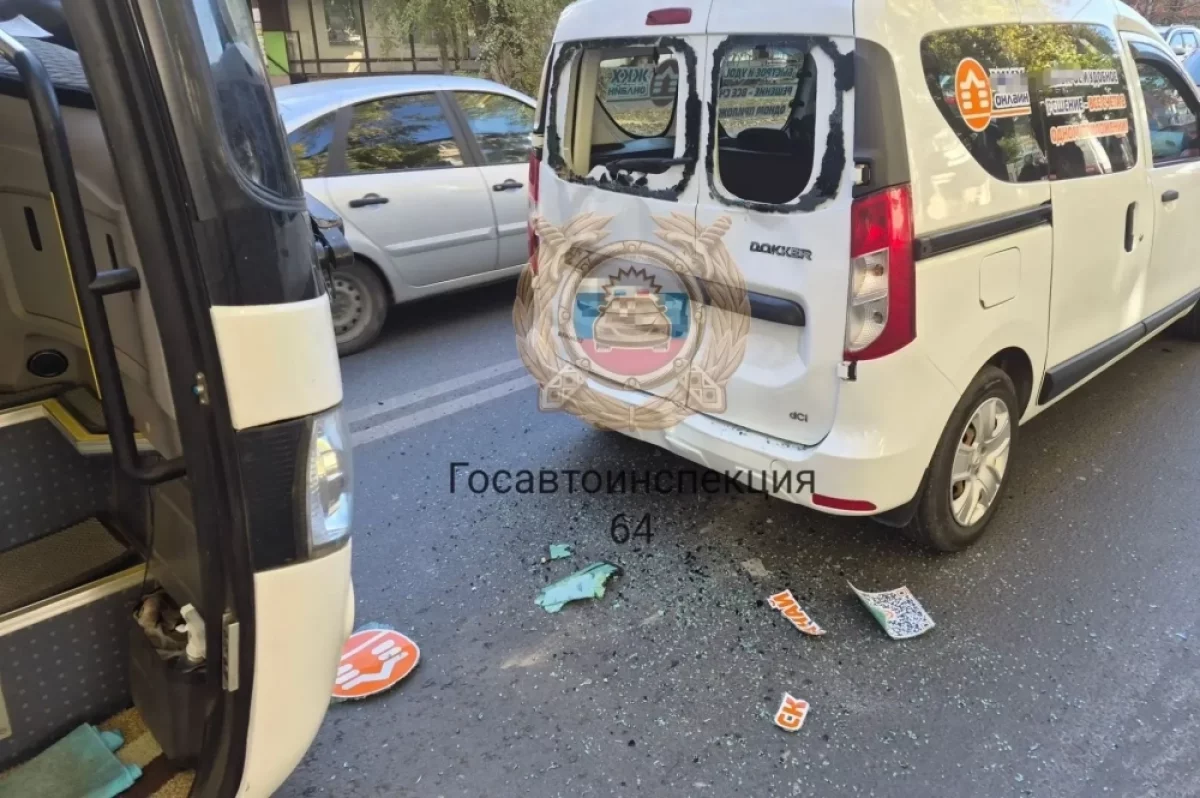 Водители устроили тройное ДТП с автобусом в Саратове